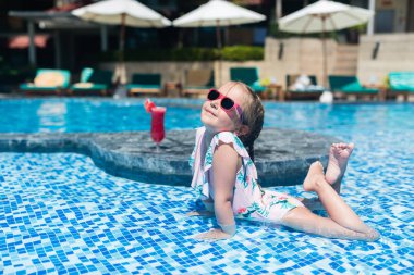 Mayo sevimli küçük kız tatil otelde yüzme havuzunda rahatlatıcı. Yaz tatili, dinlenme, seyahat konsepti