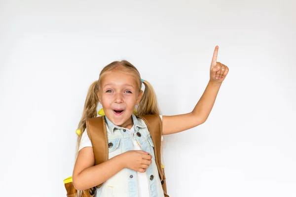 Back to school and happy time. Cute child with blonde hair on white background. Kid with backpack. Girl ready to study. Mockup, place for text, education concept — Stock Photo, Image