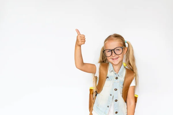 De vuelta a la escuela y tiempo feliz. Niño lindo con pelo rubio sobre fondo blanco. Niño con mochila. Chica lista para estudiar. Mockup, lugar para texto, concepto de educación —  Fotos de Stock