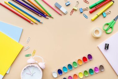 Okul Malzemeleri Kırtasiye, renkli kalemler, boyalar, pastel turuncu arka planda kağıt, metin için ücretsiz kopya alanı ile okul konsepti geri, modern İlköğretim eğitimi. Çocuk masası, düz yat, tepegöz,