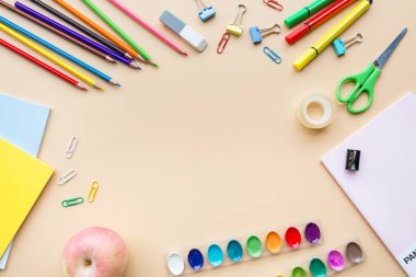 Okul Malzemeleri Kırtasiye, renkli kalemler, boyalar, pastel turuncu arka planda kağıt, metin için ücretsiz kopya alanı ile okul konsepti geri, modern İlköğretim eğitimi. Çocuk masası, düz yat, tepegöz,