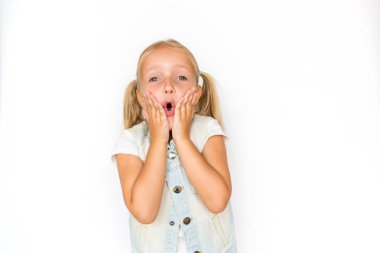 Boş uzayı işaret eden sevimli kız, duygusal portre. Gülümseyen çocuk satış indirimi sunan.