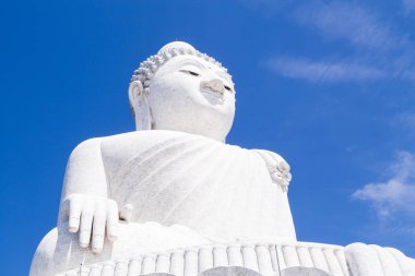 Büyük Buda heykeli bir mesafeden görülebilir Phuket Tayland bir tepenin üzerine inşa edildi. Bir turist hedef olarak ve Budist ibadet bir yer olarak.