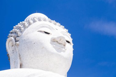 Büyük Buda heykeli bir mesafeden görülebilir Phuket Tayland bir tepenin üzerine inşa edildi. Bir turist hedef olarak ve Budist ibadet bir yer olarak.