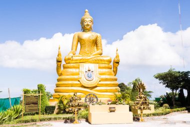 Tepede büyük Altın Buda heykeli, Phuket, Tayland. Chalong, Phuket, Tayland popüler ve en büyük teklif Buda Tapınağı içinde güzel Altın Buda. Barış ve meditasyon konsepti