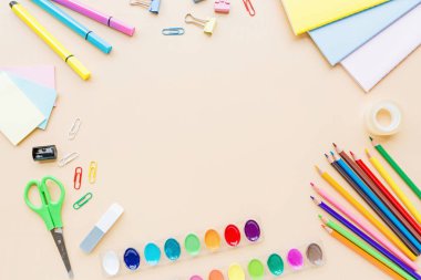 Okul Malzemeleri Kırtasiye, renkli kalemler, boyalar, pastel turuncu arka planda kağıt, metin için ücretsiz kopya alanı ile okul konsepti geri, modern İlköğretim eğitimi. Çocuk masası, düz yat, tepegöz,