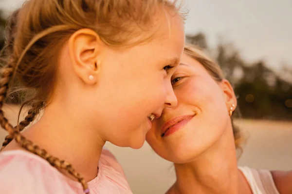 Moeder en volwassen dochter doen Selfie op het strand. Lachende moeder en dochter poseren samen om een selfie te maken. Mama met meisje. Gelukkige en positieve emoties — Stockfoto