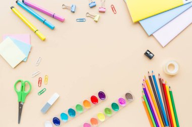 Okul Malzemeleri Kırtasiye, renkli kalemler, boyalar, pastel turuncu arka planda kağıt, metin için ücretsiz kopya alanı ile okul konsepti geri, modern İlköğretim eğitimi. Çocuk masası, düz yat, tepegöz,