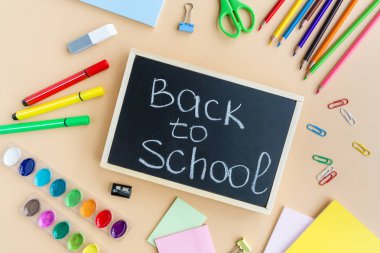 Okul Malzemeleri Kırtasiye, renk kalemler, boyalar, turuncu arka planda kağıt, metin için kopya alanı ile okul konsepti geri, modern İlköğretim eğitimi. düz yatıyordu, üst görünüm, mockup