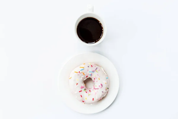 Dona y café negro con espacio para copiar. Taza de café negro con rosquilla en un plato en la mesa blanca, vista superior, puesta plana. Delicioso desayuno . —  Fotos de Stock