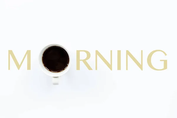 Tasse de café et mot matin sur fond blanc. Style à plat. Concept de café. Image utile pour le design. Bonjour réveil concept éveillé — Photo