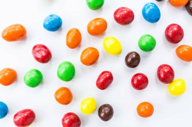 Beyaz arka planda yatan şeker. Parlak ve renkli tatlılar üst görünüm. Düz bir görüntü. Boşluk şablonunu kopyalayın. Sağlıksız yeme konsepti