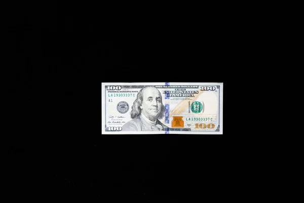 Χρήμα 100 δολάρια χαρτονομίσματα που βρίσκονται σε μαύρο φόντο. Έννοια επιχειρηματικών, τραπεζικών και οικονομικών — Φωτογραφία Αρχείου