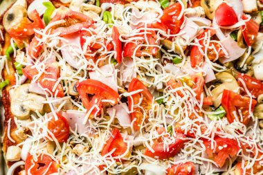 Mantar ile lezzetli ev yapımı pizza, domates, tavuk, gri beton arka planda peynir. Sıcak pizzanın üst görünümü. Metin için kopya alanı ile. Düz yatıyordu. Ek yük, mockup