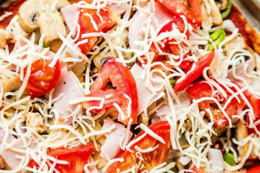 Mantar ile lezzetli ev yapımı pizza, domates, tavuk, gri beton arka planda peynir. Sıcak pizzanın üst görünümü. Düz yatıyordu. Yükü