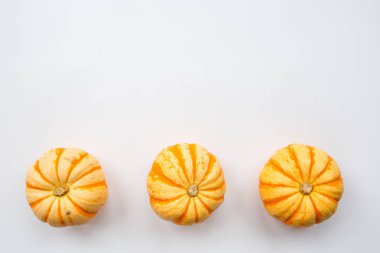 Sonbahar çerçeve turuncu kabak beyaz arka plan üzerinde izole yapılmış. Sonbahar, Cadılar Bayramı ve Şükran kavramı. Tarz stok düz fotoğraf yatıyordu. Üstten Görünüm. Metniniz için boş alanı.