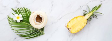Yaz kompozisyonu. Tropik palmiye yaprağı, hindistan cevizi, beyaz mermer arka planda ananas. Yaz kavramı. Düz konum, üst görünüm, model, pankart, kopyalama alanı
