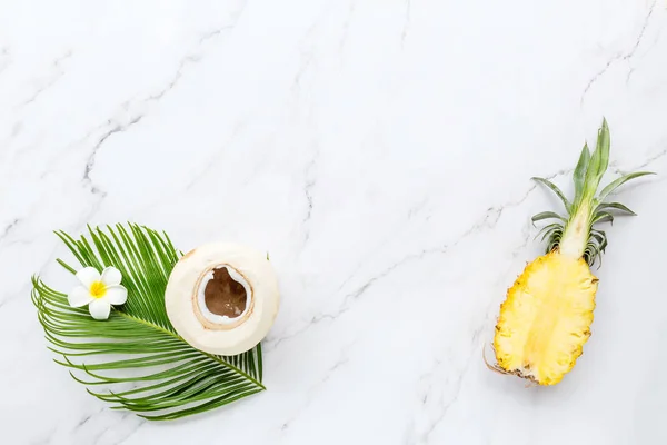 Composição de verão. Folha de palma tropical, coco, abacaxi sobre fundo de mármore branco. Conceito de verão. Flat lay, vista superior, mockup, banner, espaço de cópia — Fotografia de Stock
