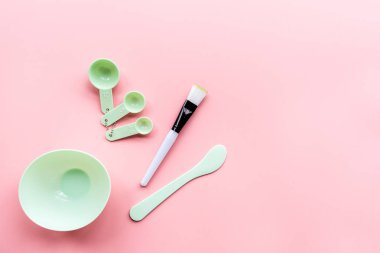 pembe arka plan üzerinde yüz maskesi yapmak için ayarlayın. Güzellik konsepti. Düz yatıyordu, mockup, üst görünüm, havai. Cilt bakımı ve sağlık konsepti