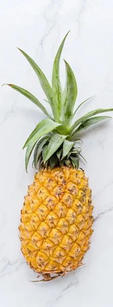 Kreatives Layout aus Ananas auf weißem Marmorhintergrund. Tropisch flach lag. Food-Konzept. Attrappe, Draufsicht, Platz für Text, Overhead. Konzept für gesunde Ernährung und Ernährung — Stockfoto