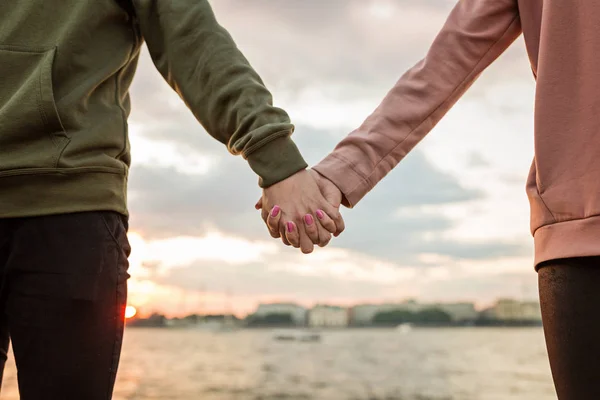 Paar hält Händchen im Freien bei Sonnenuntergang. Liebe, Familie, Liebe, Hochzeitskonzept — Stockfoto