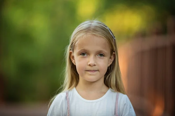 Πορτρέτο του αξιολάτρευτο μικρό κορίτσι με μακριά ξανθά μαλλιά στο πάρκο ηλιόλουστη θερινή ημέρα. Όμορφο παιδί. Ευτυχισμένο χαμογελαστή παιδί, Παιδική μέρα, έννοια της εκπαίδευσης — Φωτογραφία Αρχείου