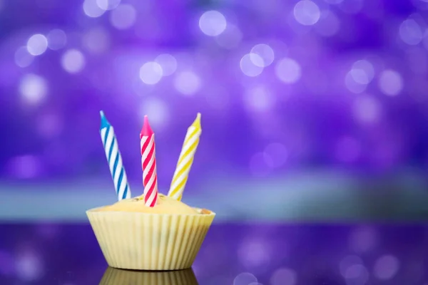 Bolo de aniversário com três velas, no fundo é balões roxos. Festa, feriado, celebrar conceito — Fotografia de Stock