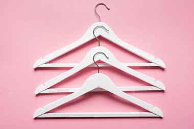 pastel pembe arka plan üzerinde beyaz ahşap omuz. Moda kadınsı blog satış mağaza promo tasarım alışveriş konsepti. Düz yatıyordu, üst görünüm, mockup, havai