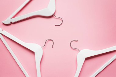 pastel pembe arka plan üzerinde beyaz ahşap omuz. Moda kadınsı blog satış mağaza promo tasarım alışveriş konsepti. Düz yatıyordu, üst görünüm, mockup, havai