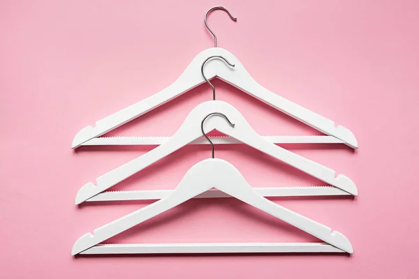 Hombro de madera blanca sobre fondo rosa pastel. Moda femenina blog venta tienda promo diseño concepto de compras. plancha, vista superior, maqueta, techo — Foto de Stock
