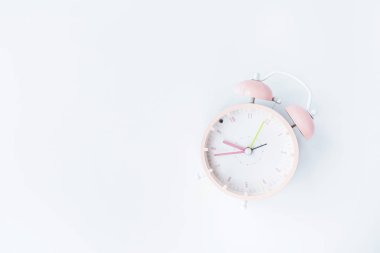 Beyaz arka planda Vintage çalar saat pembe renk. Dinlenme saatleri iyi. Düz döşeme, üst görünüm, kopyalama alanı, mockup, genel