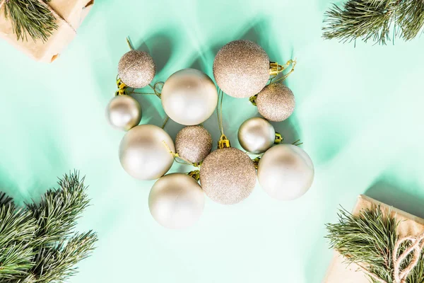 Рождественская композиция Подарки и золотые игрушки на пастельно-зеленом фоне. Концепция нового года. Поздравительная открытка, Рождество 2020. Плоская кладка, навес, вид сверху, копировальное пространство, макет — стоковое фото