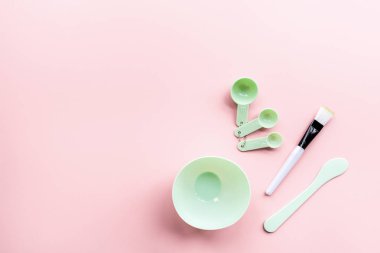 pembe arka plan üzerinde yüz maskesi yapmak için ayarlayın. Güzellik konsepti. Düz yatıyordu, mockup, üst görünüm, havai. Cilt bakımı ve sağlık konsepti