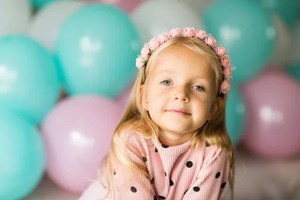 Indoor shot de niña bastante alegre con el pelo rubio mirando pastel, celebrar 4 años de edad cumpleaños, llevar vestido de moda, tienen expresiones emocionadas. Concepto de infancia feliz — Foto de Stock