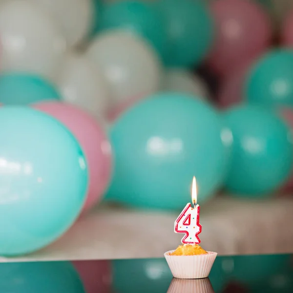 Verjaardagstaart en kleurrijke ballonnen op achtergrond, vieren 4 jaar oude verjaardag — Stockfoto