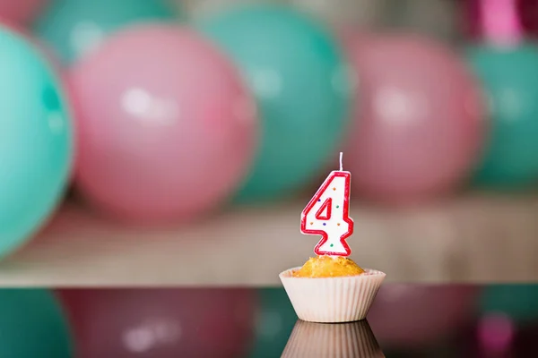 Arka planda doğum günü pastası ve renkli balonlar, 4 yaş doğum günü kutlamak — Stok fotoğraf