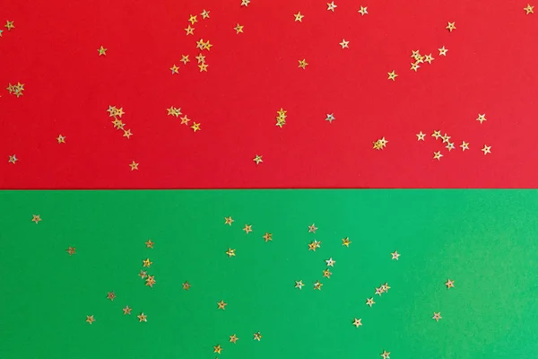 クリスマスの作曲。黄金の紙吹雪と赤と緑の背景。新年のコンセプト。グリーティングカード、2020年のマス・セレブレーション。フラットレイ、トップビュー、コピースペース、モックアップ — ストック写真