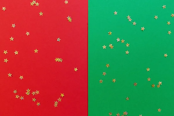 Composition de Noël. fond rouge et vert avec des confettis dorés. nouvelle année concept. Carte de voeux, célébration de Noël 2020. Plat, vue du dessus, espace de copie, maquette — Photo