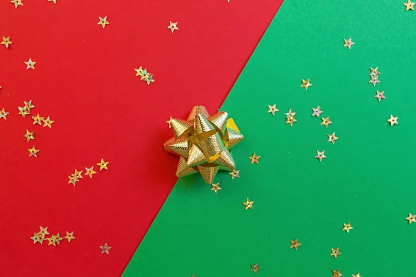Composition de Noël. fond rouge et vert avec des confettis dorés. nouvelle année concept. Carte de voeux, célébration de Noël 2020. Plat, vue du dessus, espace de copie, maquette — Photo