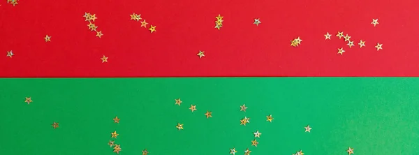Χριστουγεννιάτικη σύνθεση. κόκκινο και πράσινο φόντο με χρυσά κομφετί. έννοια του νέου έτους. Ευχετήρια κάρτα, Χριστούγεννα γιορτή 2020. Επίπεδη θέση, κορυφή, αντιγραφή χώρου, μαματό. Πανό για σχεδίαση ιστού — Φωτογραφία Αρχείου