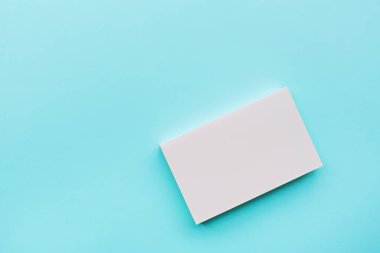 pembe kağıt arka plan üzerine metin eklemek için boş harfin en az üst görünüm görüntüsü. Kart ve davetiye konsepti. Düz döşeme, üst görünüm, kopyalama alanı, mockup