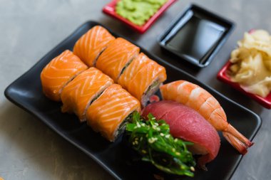 Suşi, zencefil, soya sosu, wasabi kase ve beton gri arka plan üzerinde çubukları ile geleneksel Japon boş üst görünümü. Online asya gıda dağıtım konsepti