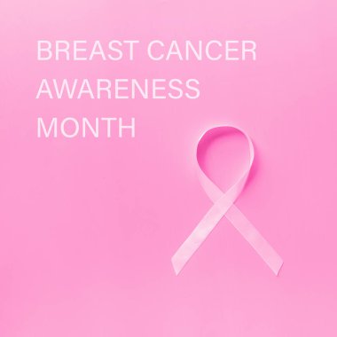 Ekim ayı kampanya teşvik Meme Kanseri Farkındalık sembolü için pembe arka plan üzerinde tatlı pembe kurdele şekli. Düz kopyalama alanı, üst görünüm, mockup, genel merkez, şablon ile yatıyordu. Sağlık kavramı