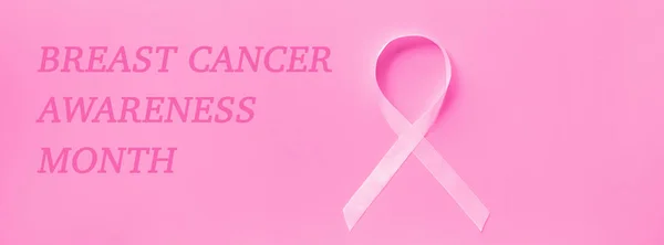 Édes rózsaszín szalag alakja a rózsaszín háttér Breast Cancer tudatosság szimbólum előmozdítása október hónapban kampányt. Lakás feküdt a másolási hely, felülnézet, mockup, rezsi, sablon. Egészséggondozási koncepció — Stock Fotó
