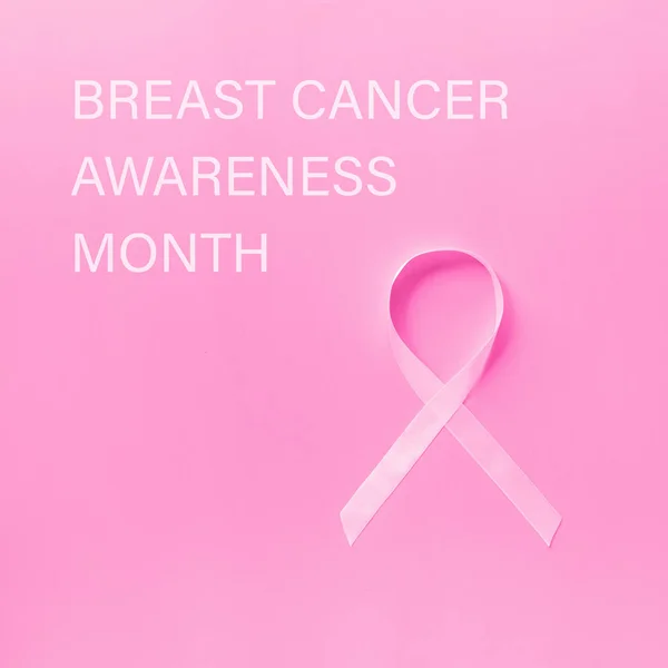 Sladkého růžového pásu stuha na růžovém pozadí pro symbol povědomí o rakovině prsu, který má být podporován v říjnové kampani. Byt je plochý s prostorem pro kopírování, vrcholovým zobrazením, poskvrním, nad hlavou, šablonou. Koncepce zdravotní péče — Stock fotografie