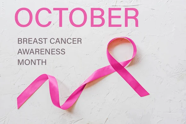 Édes rózsaszín szalag formája a szürke háttér Breast Cancer tudatosság szimbólum előmozdítása október hónapban kampányt. Lakás feküdt a másolási hely, felülnézet, mockup, rezsi, sablon. Egészséggondozási koncepció — Stock Fotó