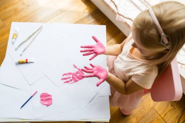Sevimli bir küçük kız portresi evde el boyama. Öğrenmek, eğitim, mutlu çocukluk kavramı