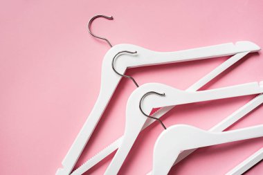 pastel pembe arka plan üzerinde beyaz ahşap omuz. Moda kadınsı blog satış mağaza promo tasarım alışveriş konsepti. Düz yatıyordu, üst görünüm, mockup, havai