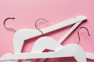 pastel pembe arka plan üzerinde beyaz ahşap omuz. Moda kadınsı blog satış mağaza promo tasarım alışveriş konsepti. Düz yatıyordu, üst görünüm, mockup, havai