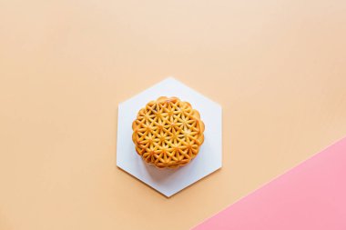 Çin Festivali tatlıları, Sonbahar Festivali ortası Ay pastası renkli arka planda. Üst görünüm, kopyalama alanı, modelleme, genel görünüş, şablon